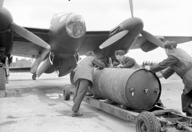de Havilland Mosquito B.Mk.XVI wird mit Minenbombe beladen